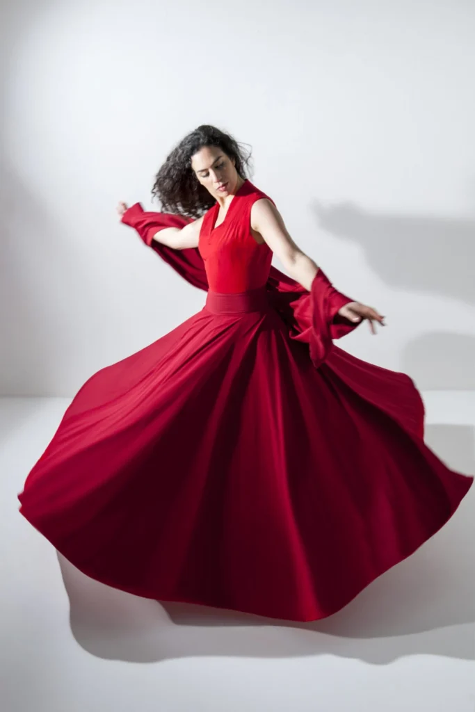 Rana Gorgani en robe rouge