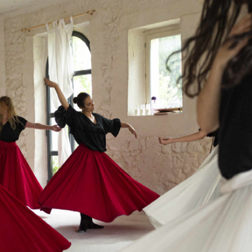 Le Monde - Tourner, c’est de l’énergie pure » initiation à la (déstabilisante) danse des derviches tourneurs